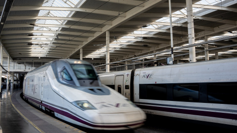 Un tren AVE destino Málaga sale de la estación de Atocha, a 30 de abril de 2026, en Madrid (España). Un tren AVE destino Málaga sale de la estación de Atocha, a 30 de abril de 2026, en Madrid (España).