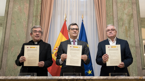 El ministro de la Presidencia, Justicia y Relaciones con las Cortes, Félix Bolaños (c), el presidente de la Confederación Episcopal Española, Luis Argüello (i), y el Presidente de la Conferencia Española de Religiosos, Jesús Díaz Sariego (d), tras la fir El ministro de la Presidencia, Justicia y Relaciones con las Cortes, Félix Bolaños (c), el presidente de la Confederación Episcopal Española, Luis Argüello (i), y el Presidente de la Conferencia Española de Religiosos, Jesús Díaz Sariego (d), tras la firma del acuerdo.