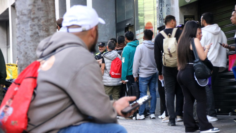 Persones migrants fent cua a l'OAC Monumental, a Barcelona, per accedir la regularització extraordinària aprovada pel Govern espanyol.