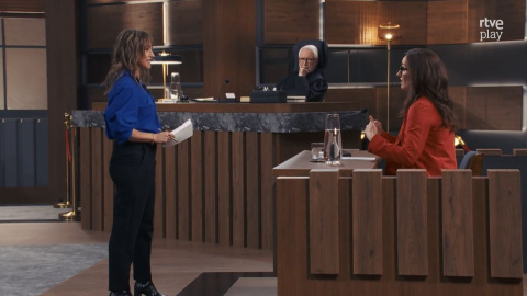 La ministra de Sanidad, Mónica García, y la directora corporativa y de Relaciones institucionales de 'Público', Ana Pardo de Vera, en el programa 'El juicio'.