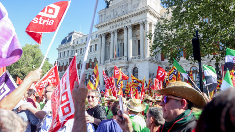 (Foto de ARCHIVO) Varias personas durante una concentración de trabajadores del campo convocada por CC.OO y UGT frente al Ministerio de Agricultura. (Foto de ARCHIVO) Varias personas durante una concentración de trabajadores del campo convocada por CC.OO y UGT frente al Ministerio de Agricultura.