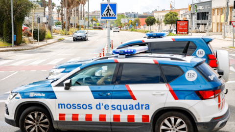 Imagen de archivo de dos coches de Mossos d'Esquadra.