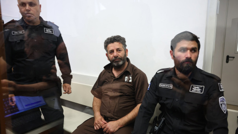 Saif Abu Keshek (C) llega al Tribunal de Primera Instancia de Ashkelon, Israel, el 3 de mayo de 2026.