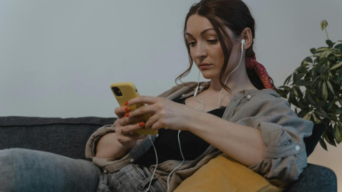 El FOMO suele implicar un uso problemático del teléfono móvil y las redes sociales.