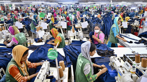 Trabajadoras en una fábrica textil en Bangladesh