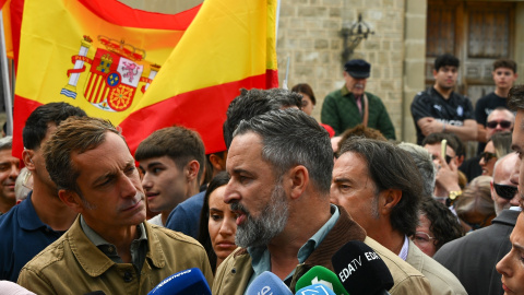 El presidente de Vox, Santiago Abascal, atiende a los medios en la Plaza del Ayuntamiento de Úbeda (Jaén), a  4 de mayo de 2026.