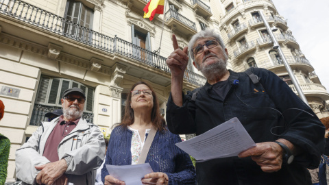 Els testimonis de la repressió franquista, Carles Vallejo (d) i els germans Maribel (i) i Pepus Ferrandiz (c), expliquen les sensacions que van el desembre passat, quan van entrar en la comissaria de Via Laietana. Els testimonis de la repressió franquista, Carles Vallejo (d) i els germans Maribel (i) i Pepus Ferrandiz (c), expliquen les sensacions que van el desembre passat, quan van entrar en la comissaria de Via Laietana.