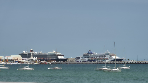 cruceros-puerto-marítimo Dos cruceros anclados en un puerto.