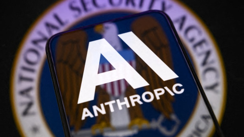 El logo de Anthropic sobreimpresionado sobre la pantalla de un móvil sobre el logo de la Agencia Nacional de Seguridad (NSA) de Estados Unidos.