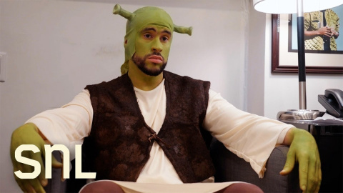 El sketch de Bad Bunny como 'Shrek' se volvió rápidamente viral por juntar a dos figuras icónicas de la cultural popular. | SNL