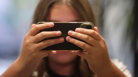 Una chica consulta su teléfono móvil. Una chica consulta su teléfono móvil.