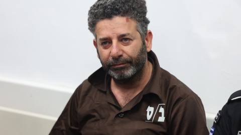 En la fotografía, Saif Abu Keshek, miembro de la Flotilla Global Sumud, llega al Tribunal de Primera Instancia de Ashkelon, Israel.
