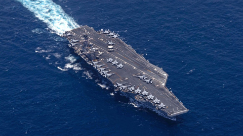 El USS George H.W. Bush navega por el mar Arábigo mientras las fuerzas estadounidenses hacen cumplir el bloqueo naval contra Irán desde el Golfo de Omán y apoyan el Proyecto Libertad en el Estrecho de Ormuz.