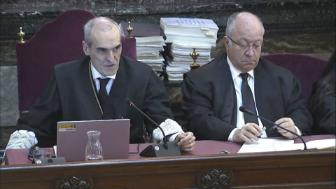 Captura de la señal del Tribunal Supremo en la que aparecen el fiscal Alejandro Luzón (i) y el abogado del PP, Alberto Durán (d), durante el juicio del 'caso mascarillas'.