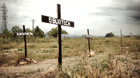 El "cementerio" con el que denuncian los servicios que faltan en el barrio de Parque Venecia (Zaragoza) El "cementerio" con el que denuncian los servicios que faltan en el barrio de Parque Venecia (Zaragoza)