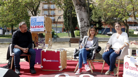 La regidora del Comú de Lleida, Laura Bergés (a la dreta de la imatge), en un acte de campanya amb Xavier Domènech i Jéssica Albiach per a les municipals del 2023.