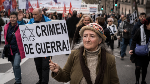 Decenas de personas durante una manifestación pacifista, a 21 de marzo de 2026, en Madrid (España).