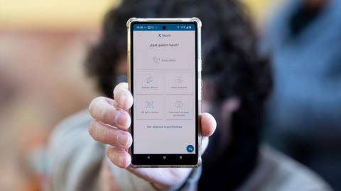 Una persona sujeta su teléfono móvil con la aplicación de Bizum abierta. Una persona sujeta su teléfono móvil con la aplicación de Bizum abierta.