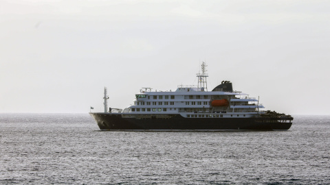 El barco MH Hondius frente a la costa de Cabo Verde.