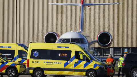 Los equipos médicos trasladan a los enfermos al hospital en Países Bajos.