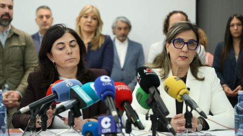 La nueva alcalde del PP de Lugo, Elena Candia, y la concejala tránsfuga del PSOE, María Reigosa.