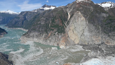 Fotografía tomada el 13 de agosto de 2025 del deslizamiento de tierra ocurrido el 10 de agosto de 2025, en la desembocadura del glaciar South Sawyer hacia el fiordo Tracy Arm, al soreste de Alaska.