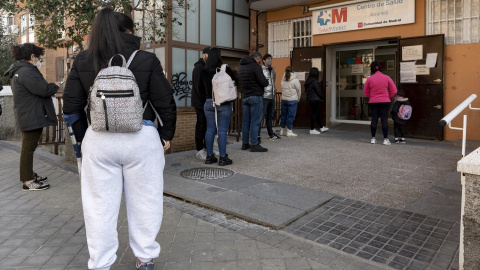 Un grupo de personas esperan en una fila en el Centro de Salud de Madrid, en una imagen de archivo.