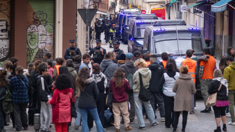 Decenas de personas se concentran para impedir el desahucio de Mariano Ordaz en la calle Carnero, a 7 de mayo de 2026, en Madrid (España).