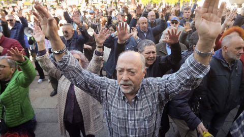 Cientos de personas se manifestaron este jueves frente a la sede del Ayuntamiento de Lugo para expresar su rechazo a la moción de censura.