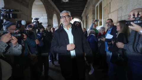 El ya exalcalde de Lugo, Miguel Fernández (PSOE), saliendo del Ayuntamiento tras la moción de censura del jueves.