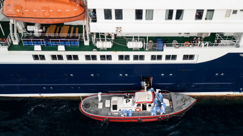 Vista aérea muestra al personal sanitario ayudando a pacientes a subir a un bote desde el crucero MV Hondius, mientras se encontraba anclado frente al puerto de Praia, la capital de Cabo Verde, el 6 de mayo de 2026.