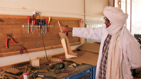 IMG_0082-2 Salik Abidi Bashir, técnico de fisioterapia y responsable del área de Ortopedia y Fisioterapia del Hospital Nacional de la RASD, muestra las herramientas que faltan en el taller del centro, situado en el campo de refugiados saharauis de Rabuni, en Argelia. (30.05.26)