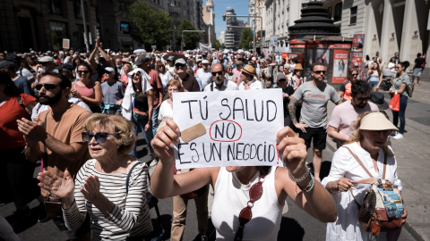 EuropaPress_6748142_cientos_personas_manifestacion_sanidad_publica_contra_politica_sanitaria Cientos de personas durante una manifestación por la sanidad pública y contra la política sanitaria del Gobierno de Ayuso, a 25 de mayo de 2025, en Madrid (España).