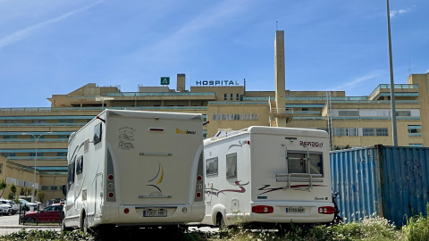 Trabajadores del Hospital Costa del Sol de Marbella optan por dormir en coches, autocaravanas y furgonetas en el aparcamiento de este centro sanitario.