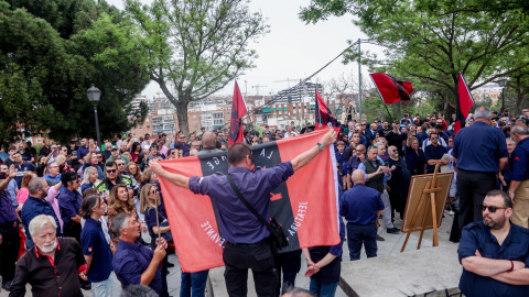 Imagen de archivo de varios falangistas durante el primer homenaje ante la nueva tumba de José Antonio Primo de Rivera, en el cementerio de San Isidro.