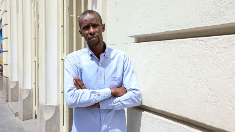 Serigne Mbayé tras las entrevista con 'Público' en la Gran Vía de Madrid
