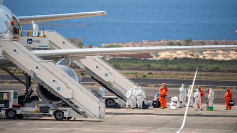 Los pasajeros españoles subiendo al avión en Tenerife, este domingo. Los pasajeros españoles subiendo al avión en Tenerife, este domingo.