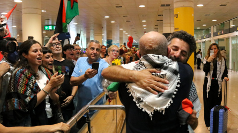 L'activista Saif Abukeshek atén els mitjans de comunicació a l'aeroport de Barcelona