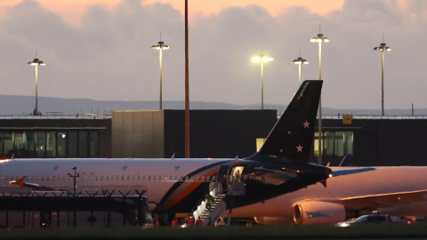 42ca01386f9e89c10273fc65dfbca3a797f26fcdw Un pasajero británico repatriado del 'MV Hondius' sale del avión en Manchester.