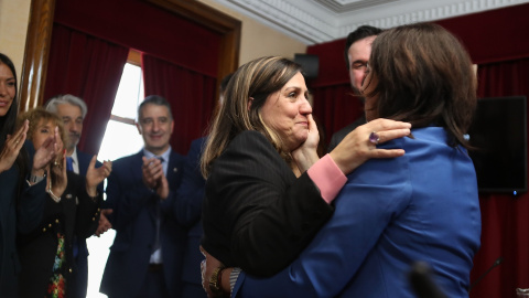 La concejala tránsfuga del PSOE, María Reigosa, y la nueva alcaldesa de Lugo, Elena Candia, durante el debate de la moción de censura en el Ayuntamiento de Lugo La concejala tránsfuga del PSOE, María Reigosa, y la nueva alcaldesa de Lugo, Elena Candia, durante el debate de la moción de censura en el Ayuntamiento de Lugo