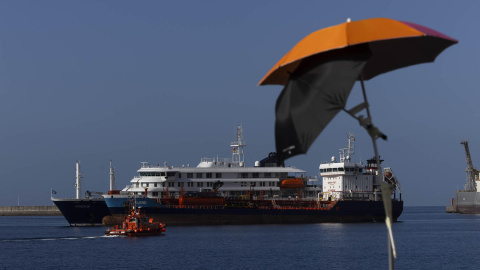Un barco de abastecimiento proporciona combustible al crucero MV Hondius. Un barco de abastecimiento proporciona combustible al crucero MV Hondius.