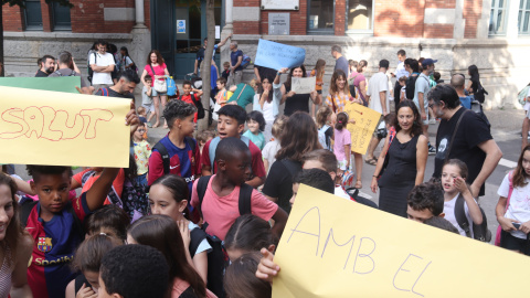 Imatge d'arxiu d'aumnes de l'escola Joan Bruguera de Girona es manifesten en contra del soroll i la calor que hi ha a les aules Imatge d'arxiu d'aumnes de l'escola Joan Bruguera de Girona es manifesten en contra del soroll i la calor que hi ha a les aules