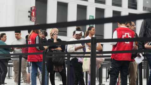 Varias personas en el pabellón 2 del recinto de Montjuïc de Fira de Barcelona, habilitado para el proceso de regularización de migrantes Varias personas en el pabellón 2 del recinto de Montjuïc de Fira de Barcelona, habilitado para el proceso de regularización de migrantes.