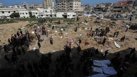 Funeral masivo en el Hospital Al-Shifa, en Gaza. Funeral masivo en el Hospital Al-Shifa, en Gaza.