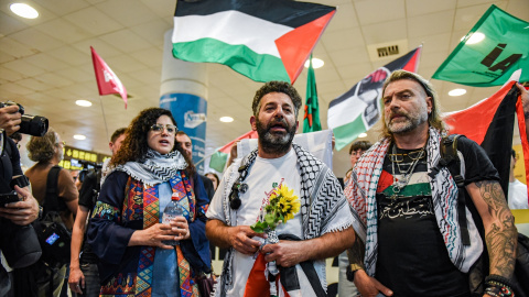 El activista de la Global Sumud Flotilla Saif Abukeshek junto a su esposa Sally Issa a su llegada al Aeropuerto Josep Tarradellas Barcelona-El Prat. El activista de la Global Sumud Flotilla Saif Abukeshek junto a su esposa Sally Issa a su llegada al Aeropuerto Josep Tarradellas Barcelona-El Prat.