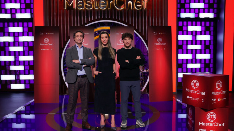 Pepe Rodríguez, Marta Sanahuja y Jordi Cruz posan en el photocall de la presentación de 'MasterChef 14'.