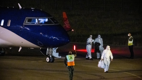 Pasajeros del crucero 'MV Hondius' llegan a Países Bajos en el último vuelo fletado.