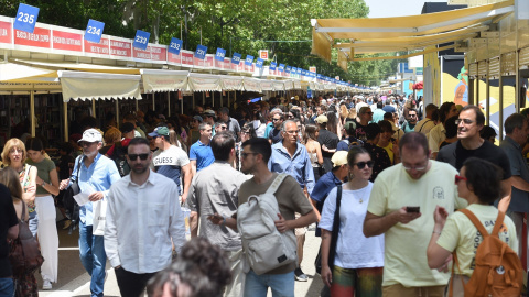 Cientos de personas visitan la 84ª Feria del Libro de Madrid 2025.