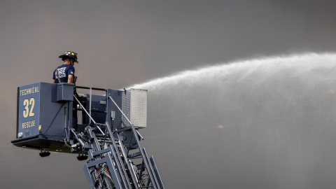 Un bombero en labores de extinción de un incendio en las cercanías del Parque Nacional de los Everglades. Un bombero en labores de extinción de un incendio en las cercanías del Parque Nacional de los Everglades.