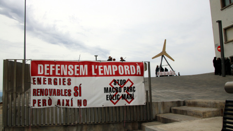 Un cartell en contra del Macroparc Eòlic Marí a Roses en una imatge d'arxiu